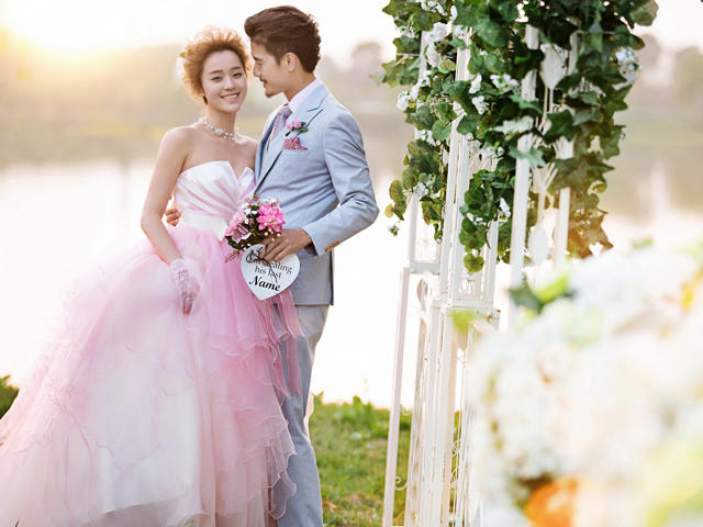 西方白色婚纱_西方婚纱图片(3)