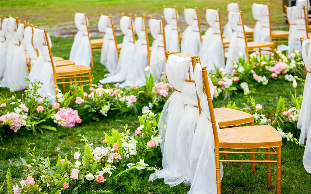 【鹏远婚庆】精致草坪婚礼 观礼区来宾椅的装饰