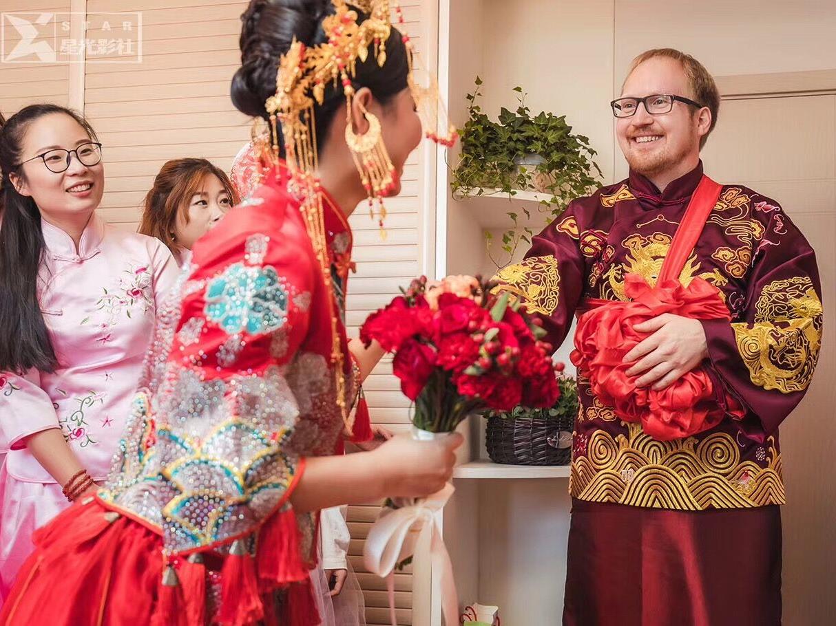 创始人档全程跟妆+秀禾高定婚纱礼服+西服+婆婆妆