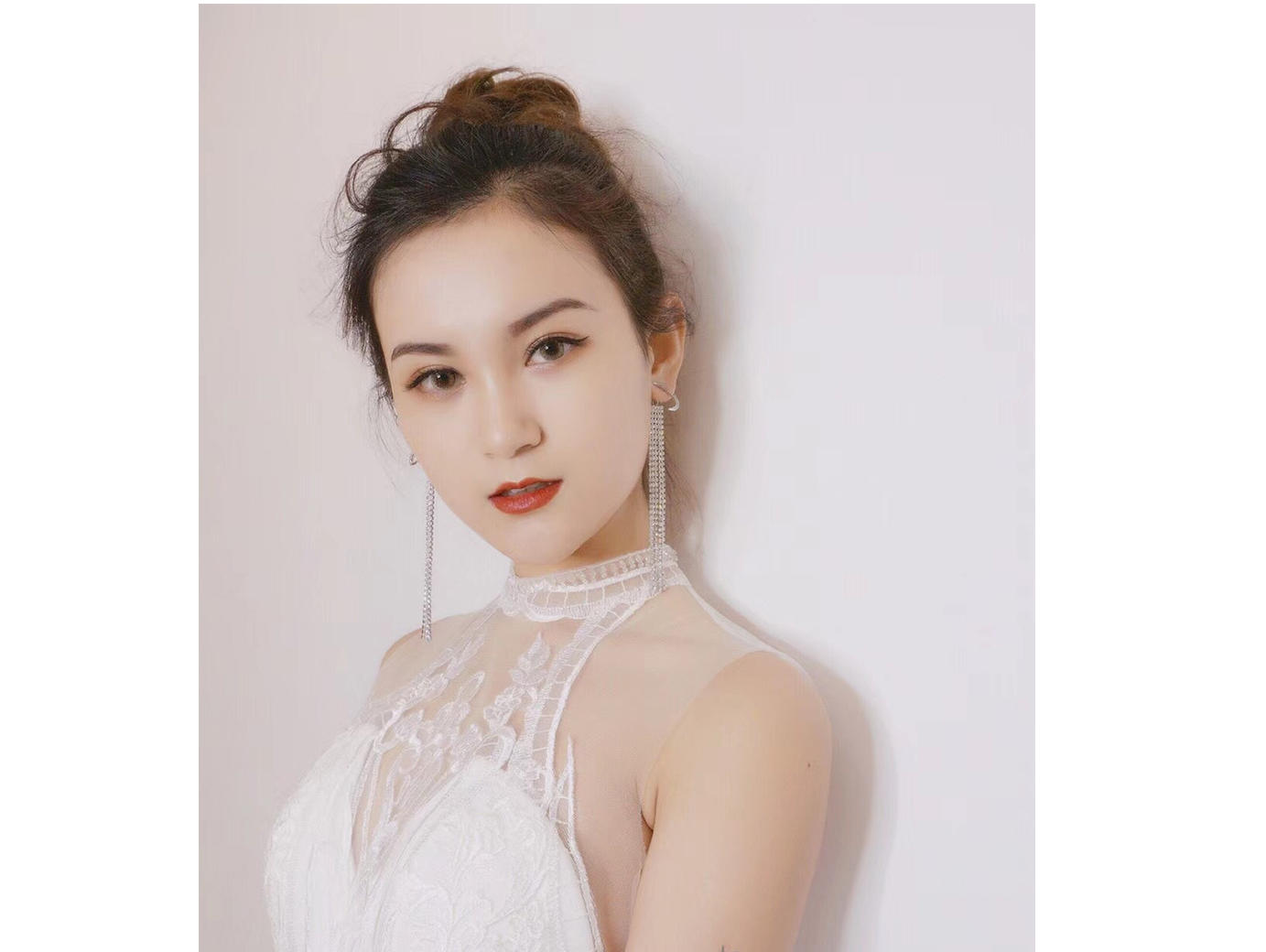 超值特惠 半天跟妆+齐地婚纱或龙凤褂一套+妈妈妆