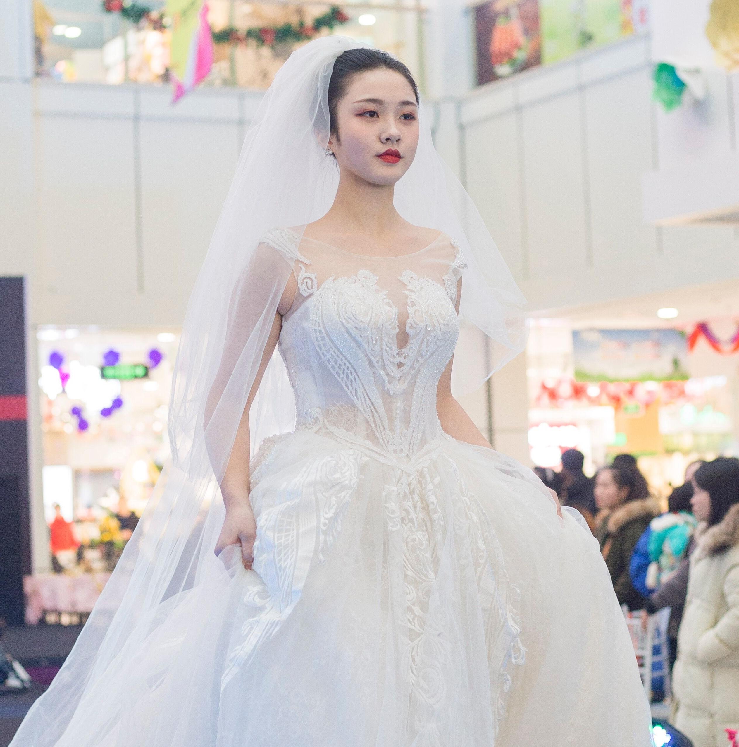 轻奢12件套婚纱礼服秀和