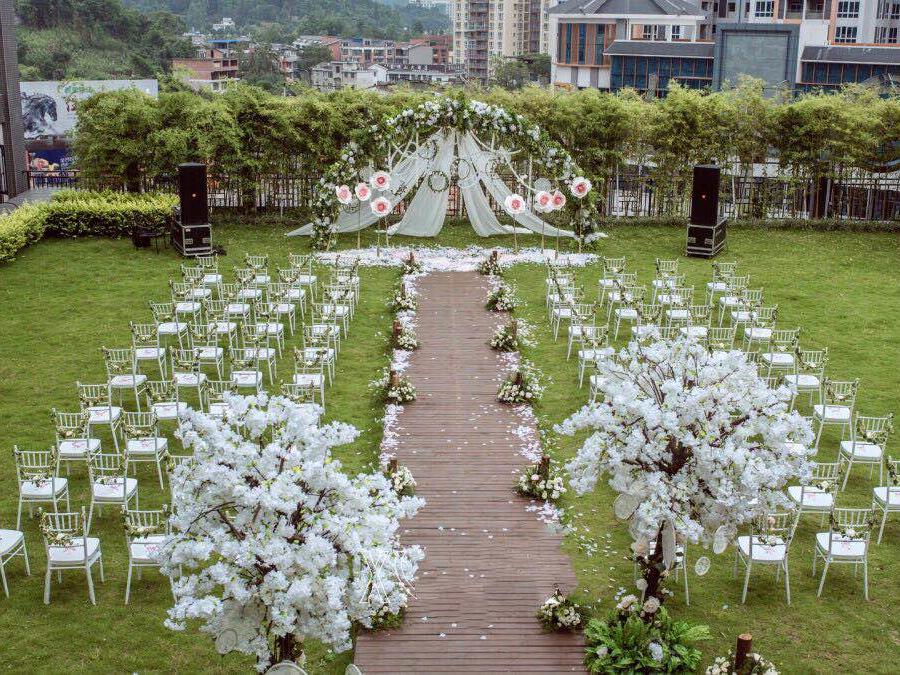《户外草坪主题花艺婚礼》