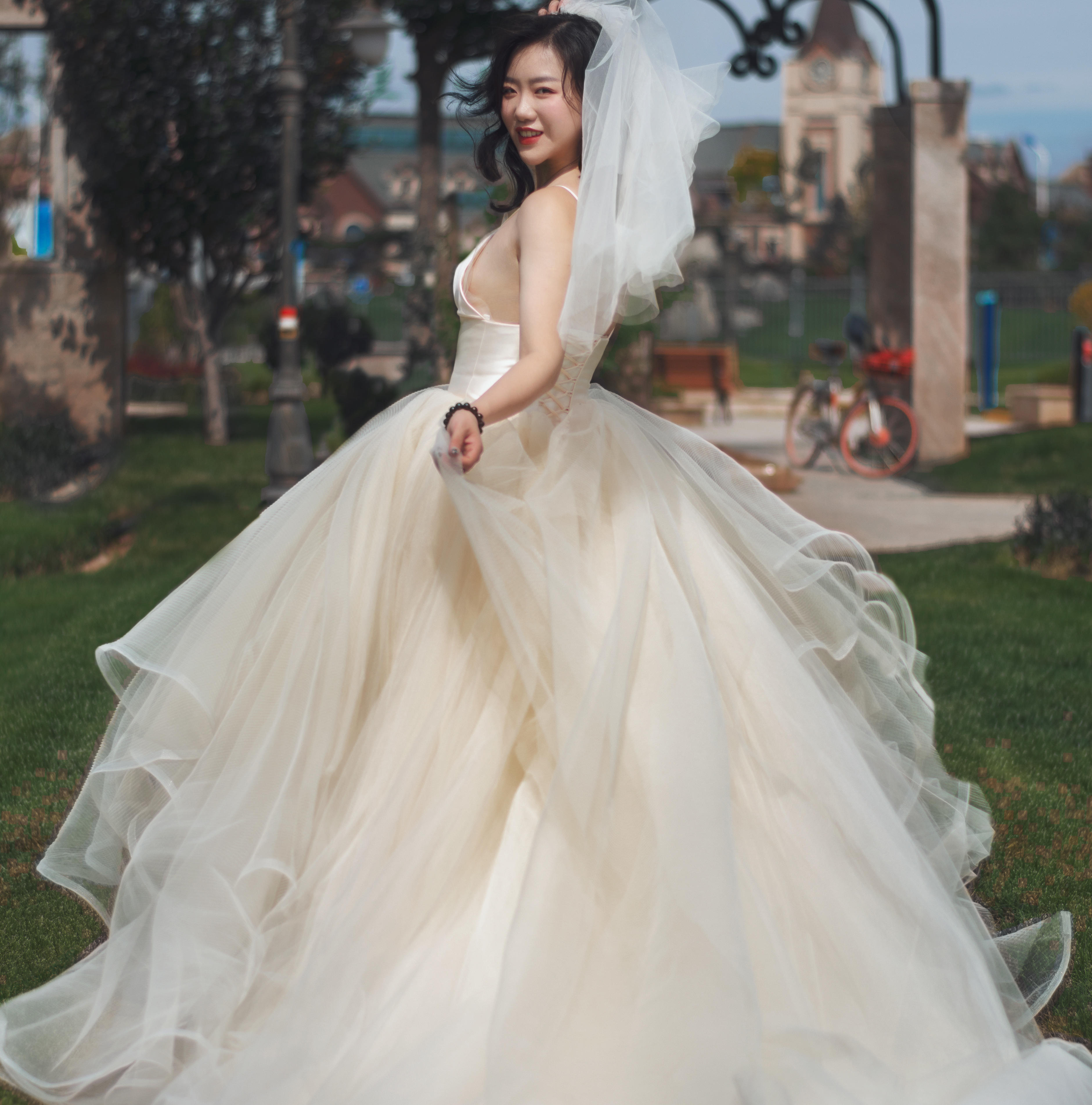 首席跟妆+拖尾主纱三件套+赠送伴娘服