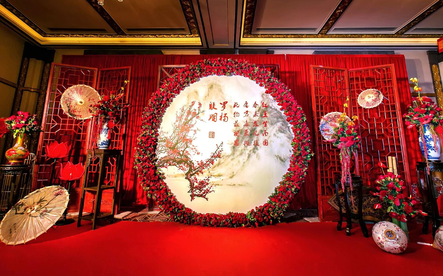 红色传统中式婚礼，搭配花艺