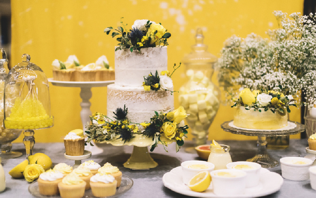 温暖的明黄色婚礼甜品台，给阴冷的天气添一丝温暖