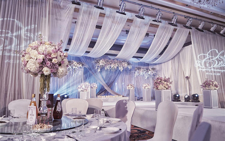 圣洁纯净  谢谢你和牵手走过洁白的婚礼殿堂  