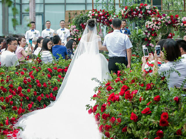 威斯文婚礼 室外婚礼 复古红色系