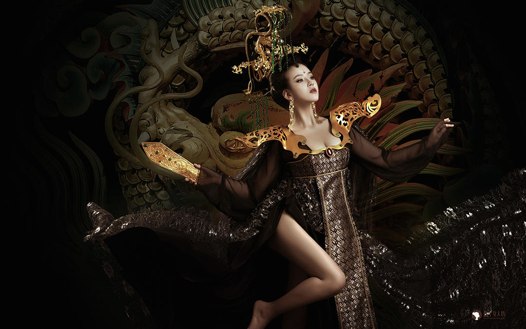 在晚风轻拂的霞光里，倾尽韶华的妩媚和温柔