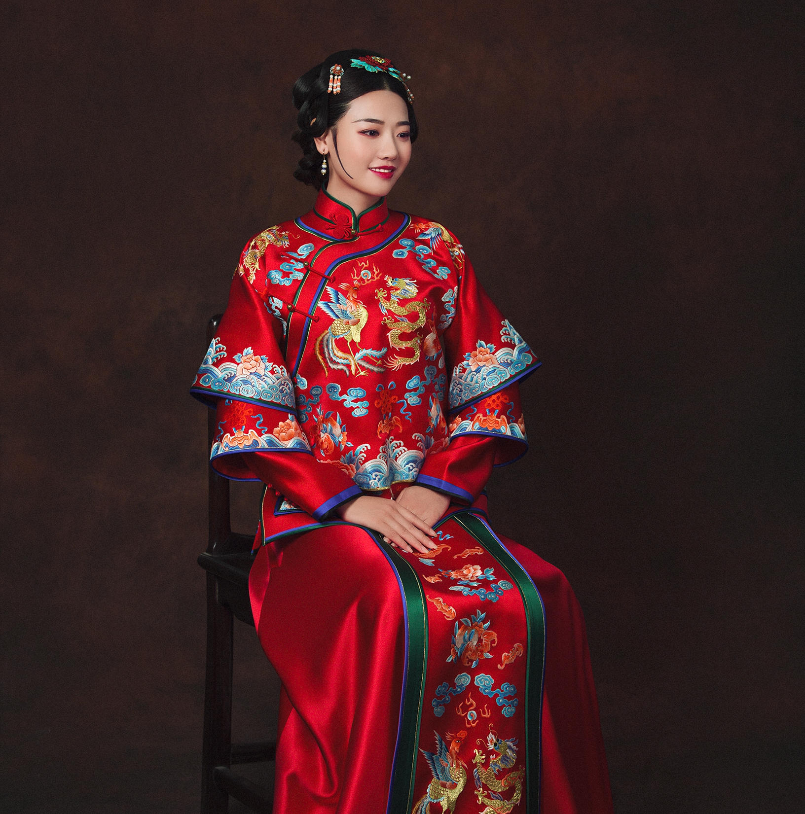 央视完美婚礼秀禾服 纯手工刺绣大凤凰新娘中式礼服
