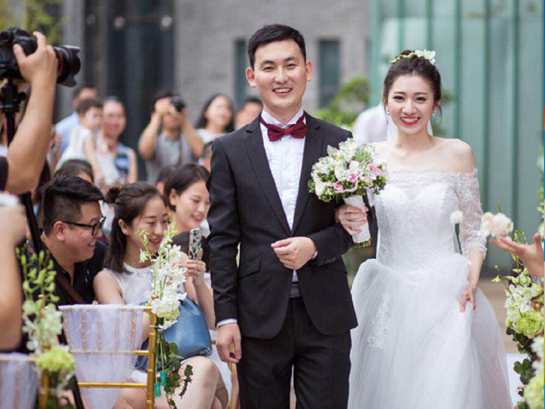 高级化妆师全天跟妆+双机位摄影和录像送姐妹化妆师