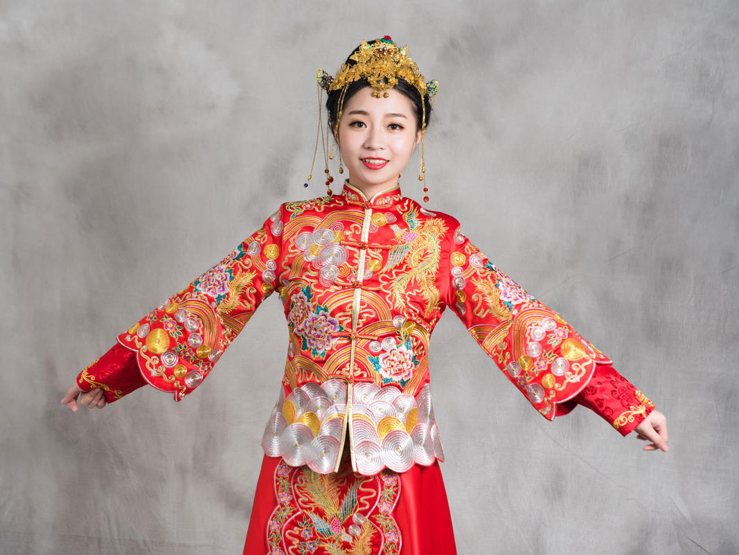 手工缝制云鸾彩凤刺绣龙凤褂秀禾服