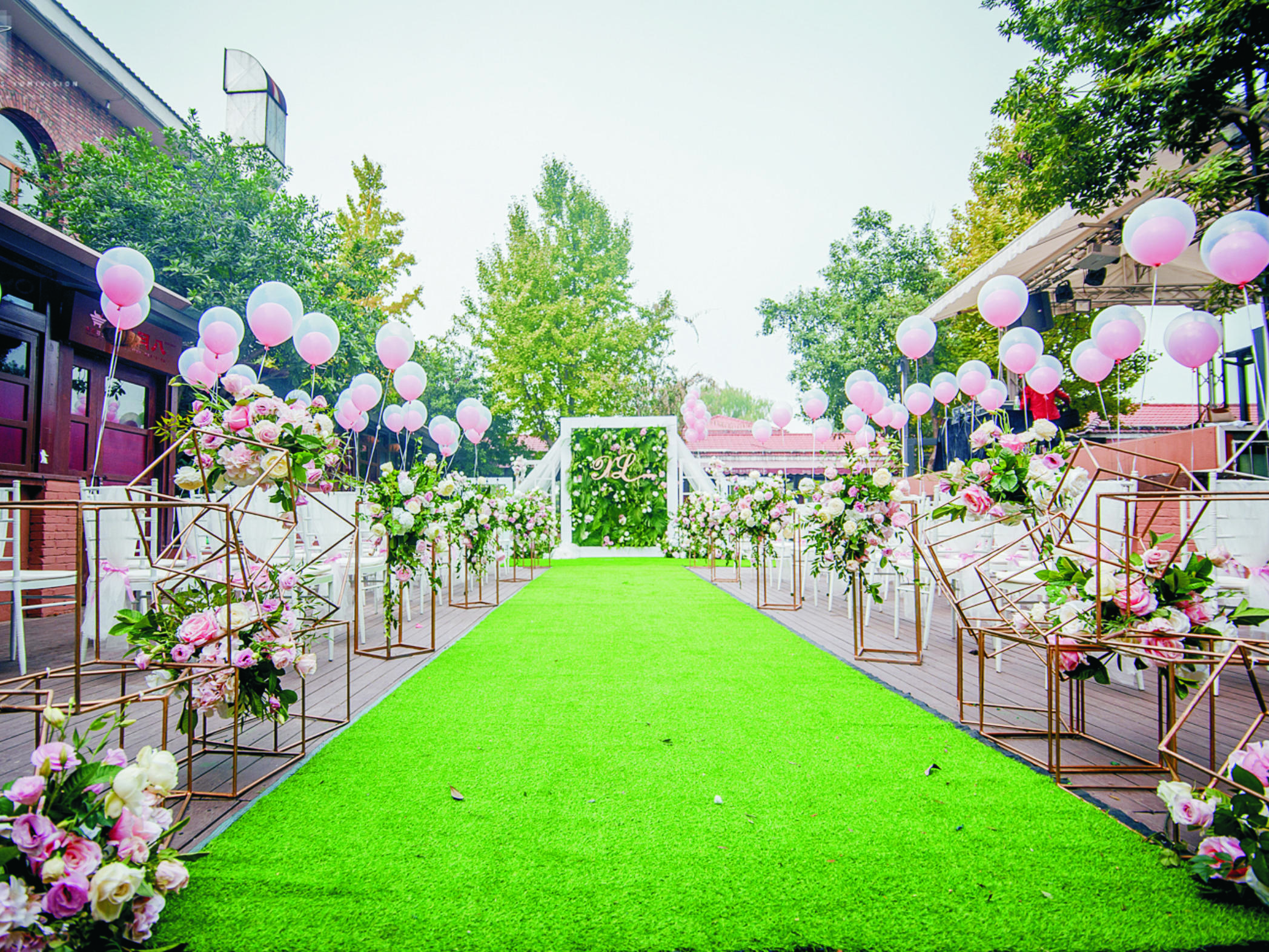 马丁婚礼策划|白粉色清新户外 加大码的爱