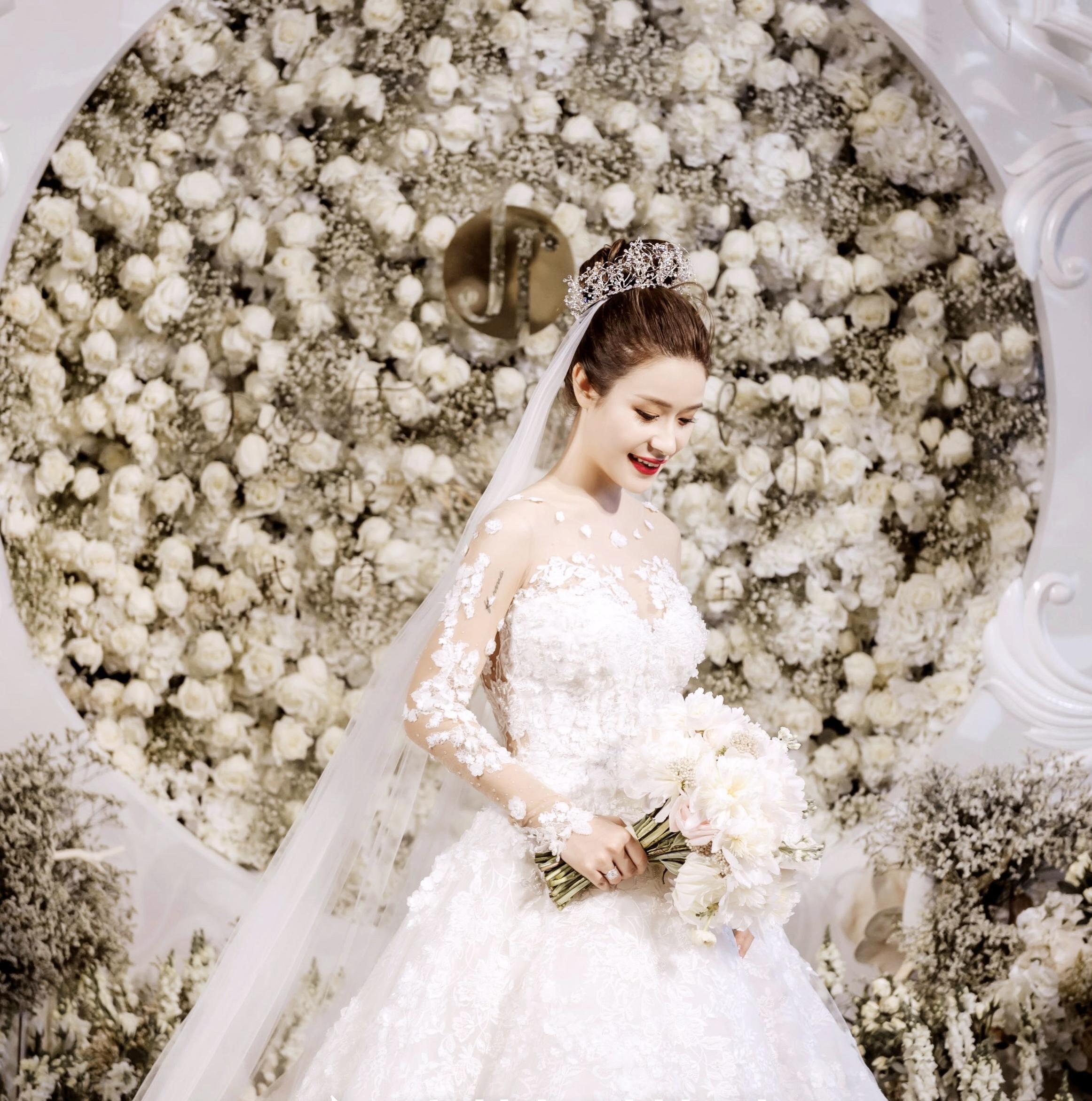 【品质优选】主纱+秀禾服各一件