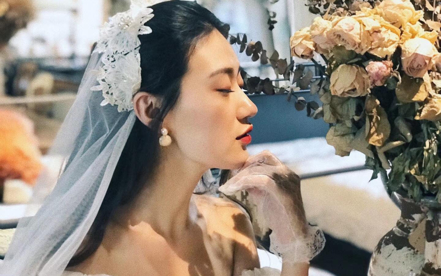 抹胸大拖尾复古头饰，将奢华进行到底~