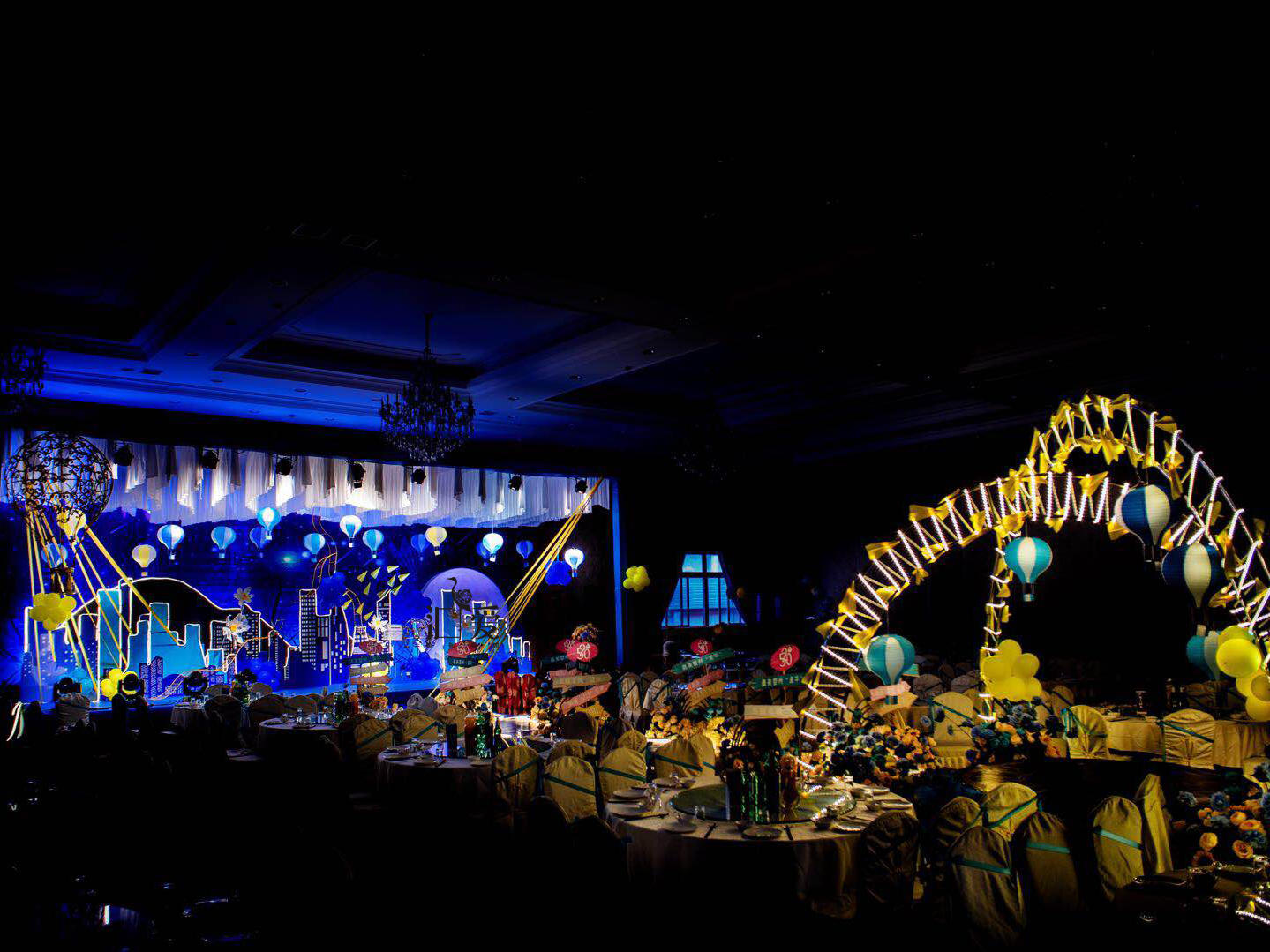 汇爱婚礼《旅行》宝蓝+黄童趣卡通风格