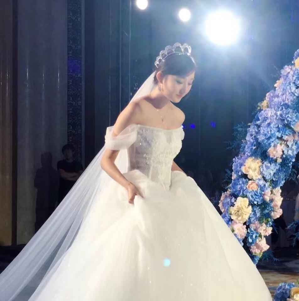 [MILA米拉婚纱]人气简约一字落肩长托