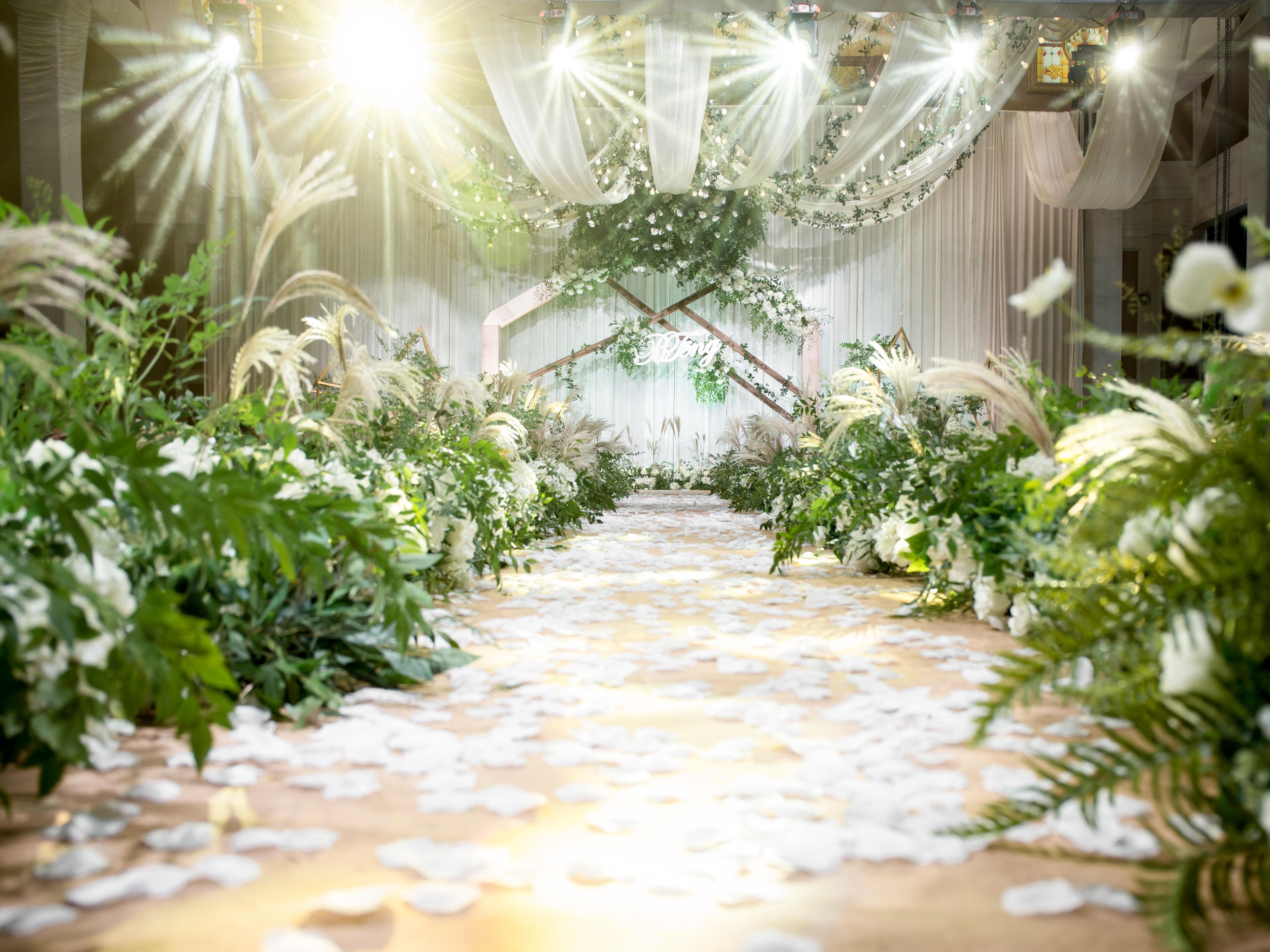 简单的色彩往往最能体现婚礼的仪式感