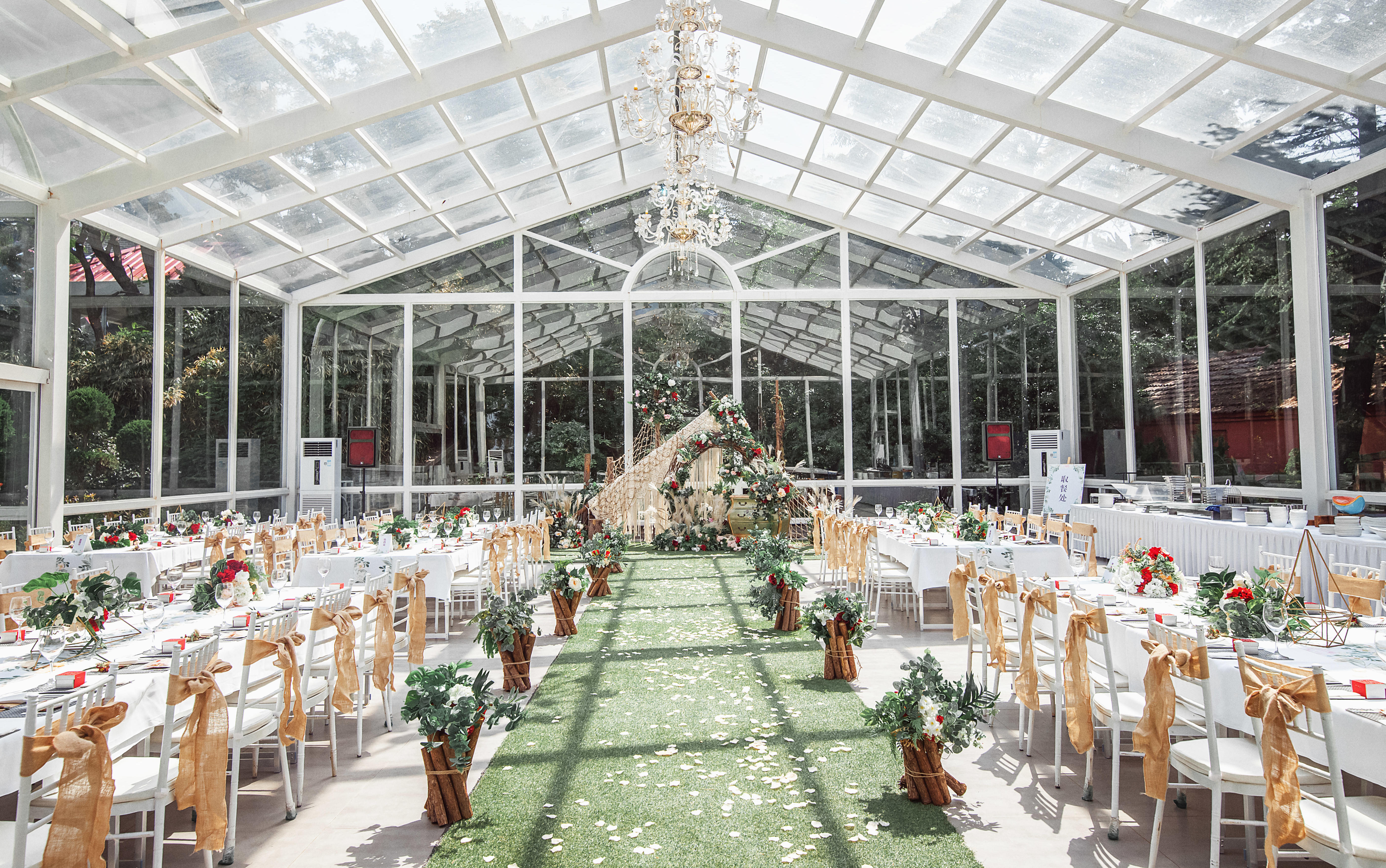 烟台圣瓦伦户外婚礼-遇见爱情