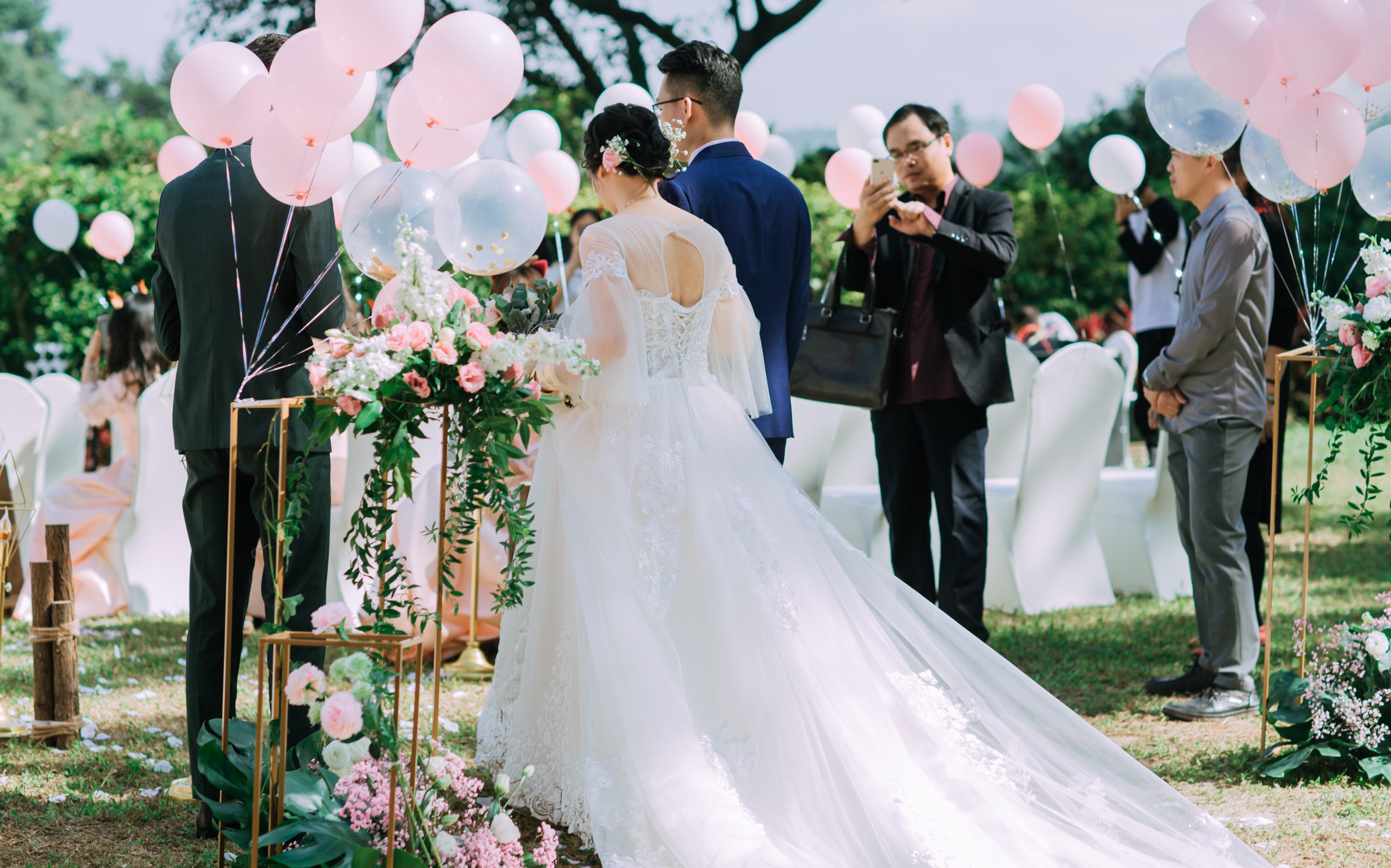 今日份超甜蜜。室外草地婚礼...