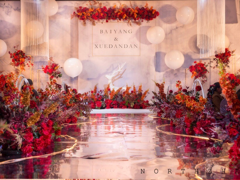 场地较小之选，红色香槟色，温馨婚礼