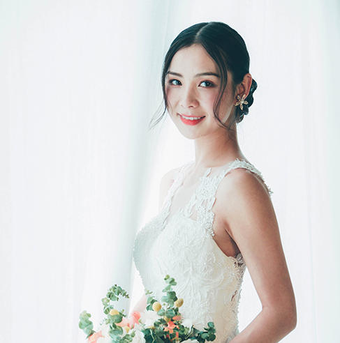 小雪新娘首席檔化妝師全程跟妝+贈穿新款齊地紗一件