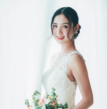 小雪新娘首席档化妆师全程跟妆+赠穿新款齐地纱一件