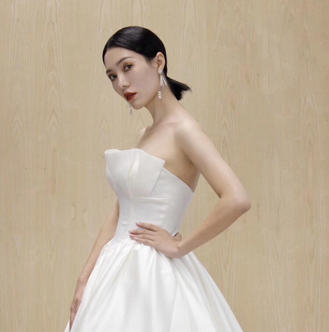 【拉薇必定款】巴塞罗那高定婚纱+跟妆+伴娘服套餐