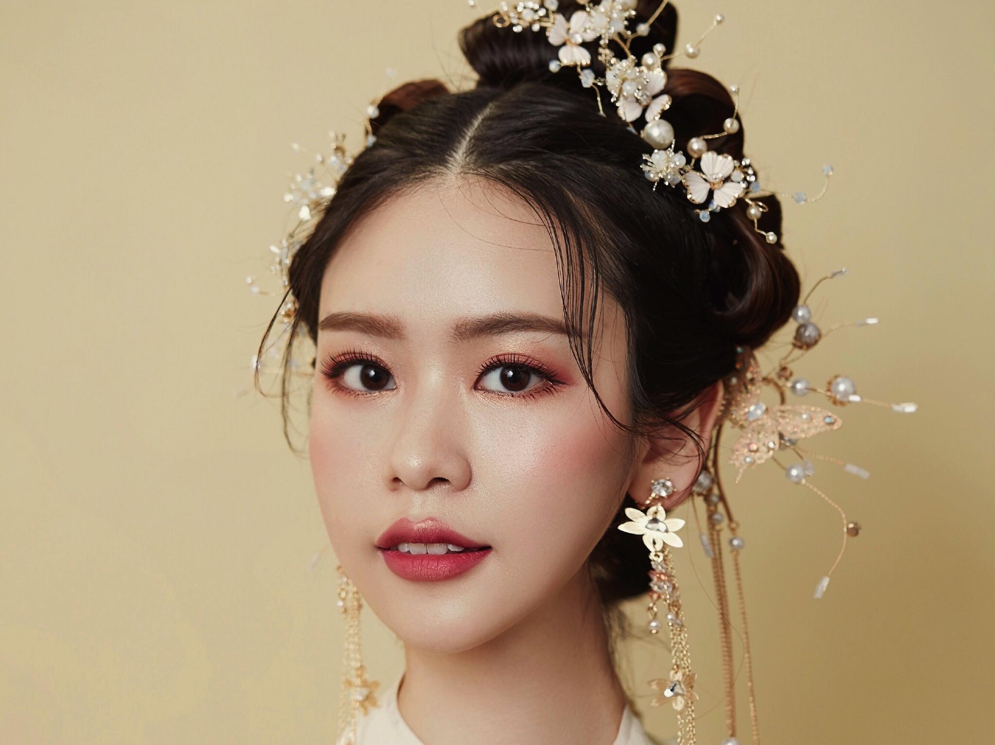 资深档新娘全程跟妆+全天奢华系列饰品