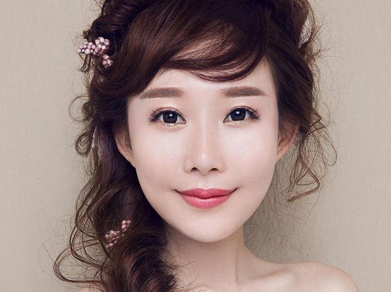 专业化妆师全程跟妆+伴娘妆