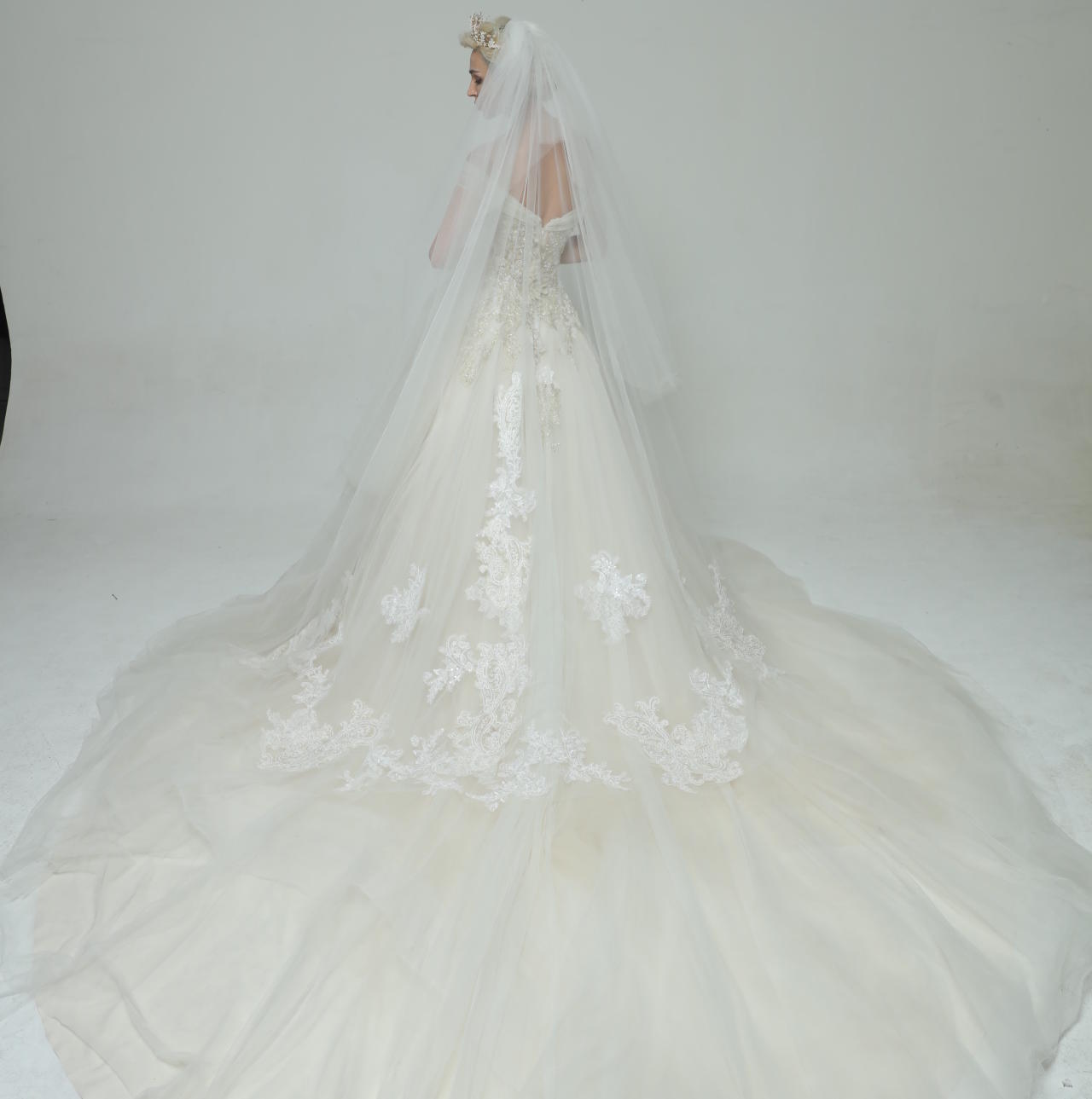 ONLYYOU梦幻一字肩大拖尾