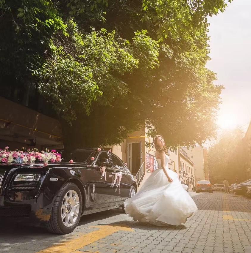 星梦缘婚纱，满足新娘明星梦