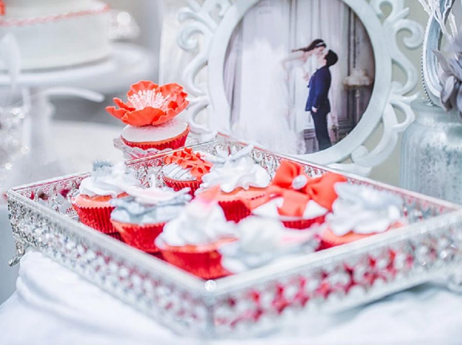 繁花簇拥红色白底婚礼含老板亲自司仪化妆摄像摄影