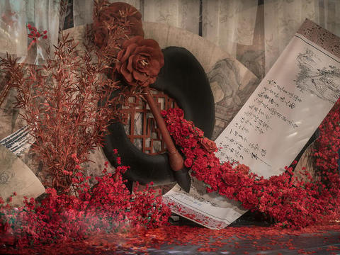 「古韵」豪华贵气中式布置 点缀红色鲜花
