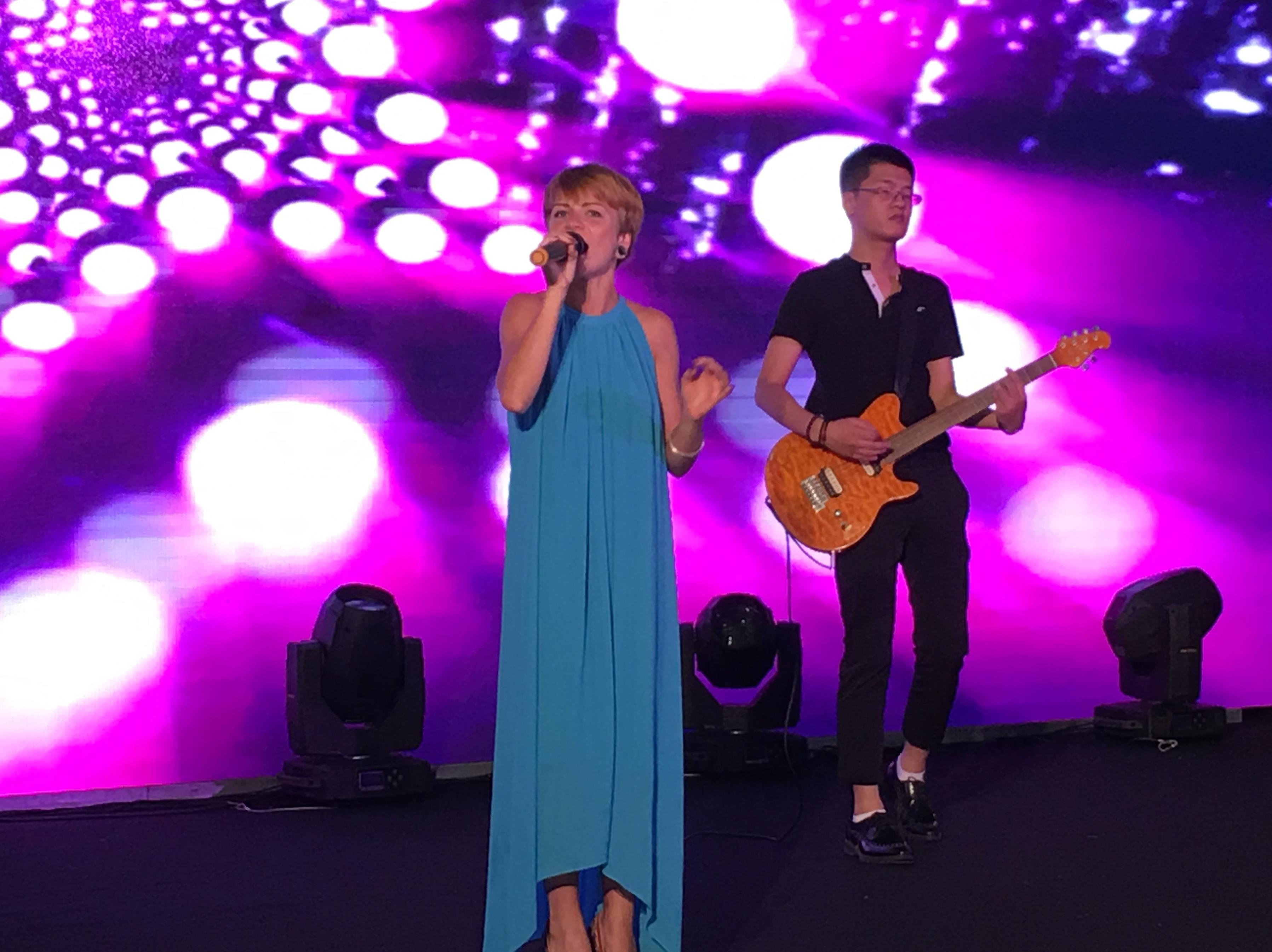 【高逼格】莫晗主持团队+外籍乐队