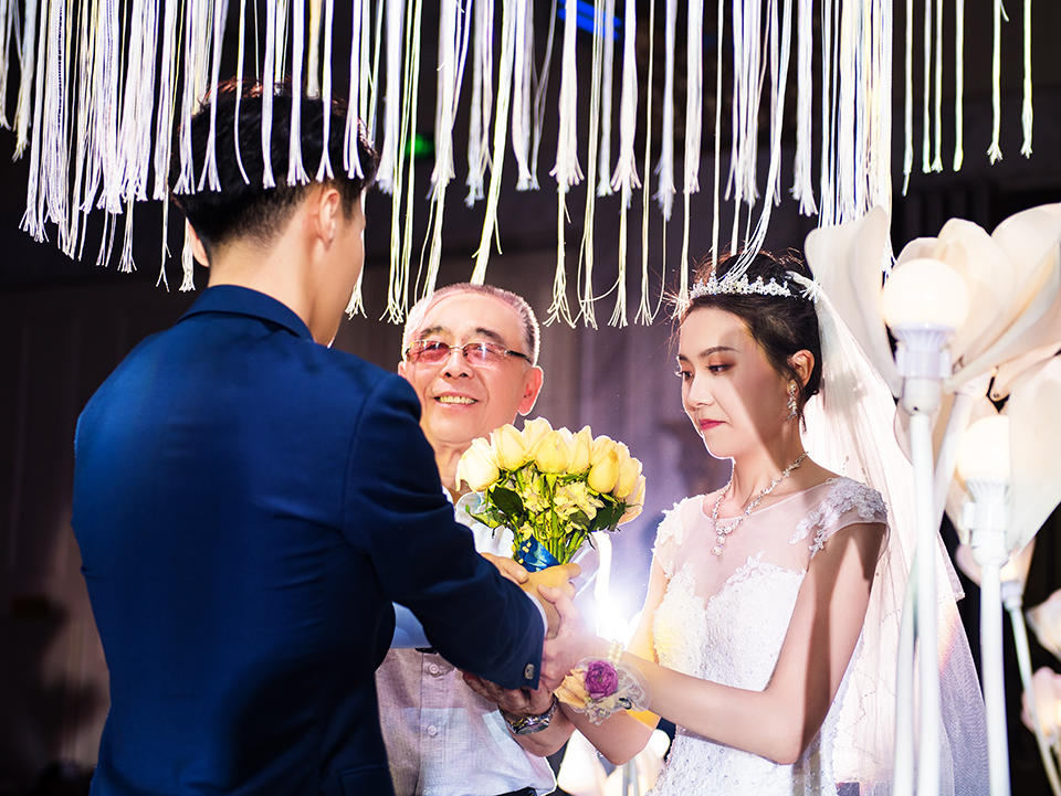 爱啦婚礼全天婚礼跟妆+专业跟拍