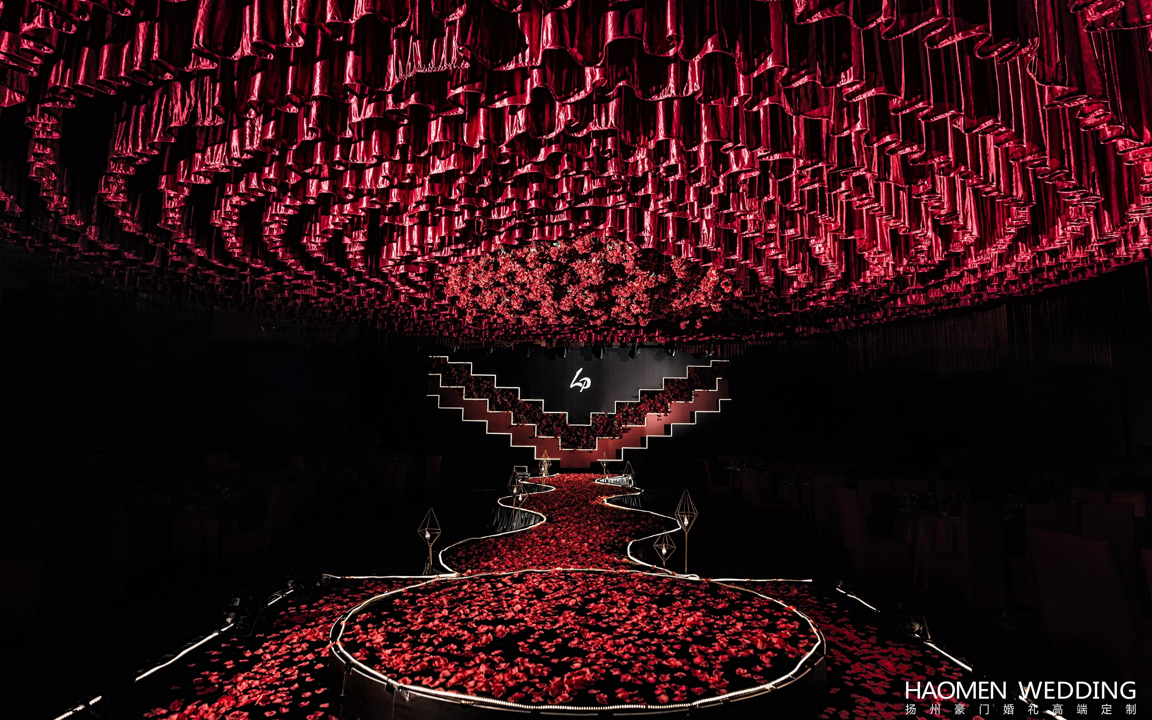 个性与时尚并存的黑红色系