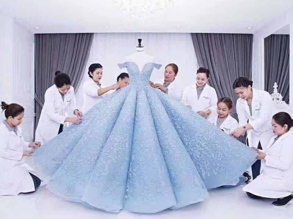 婚纱镶50万颗水晶_动漫婚纱情侣头像(3)