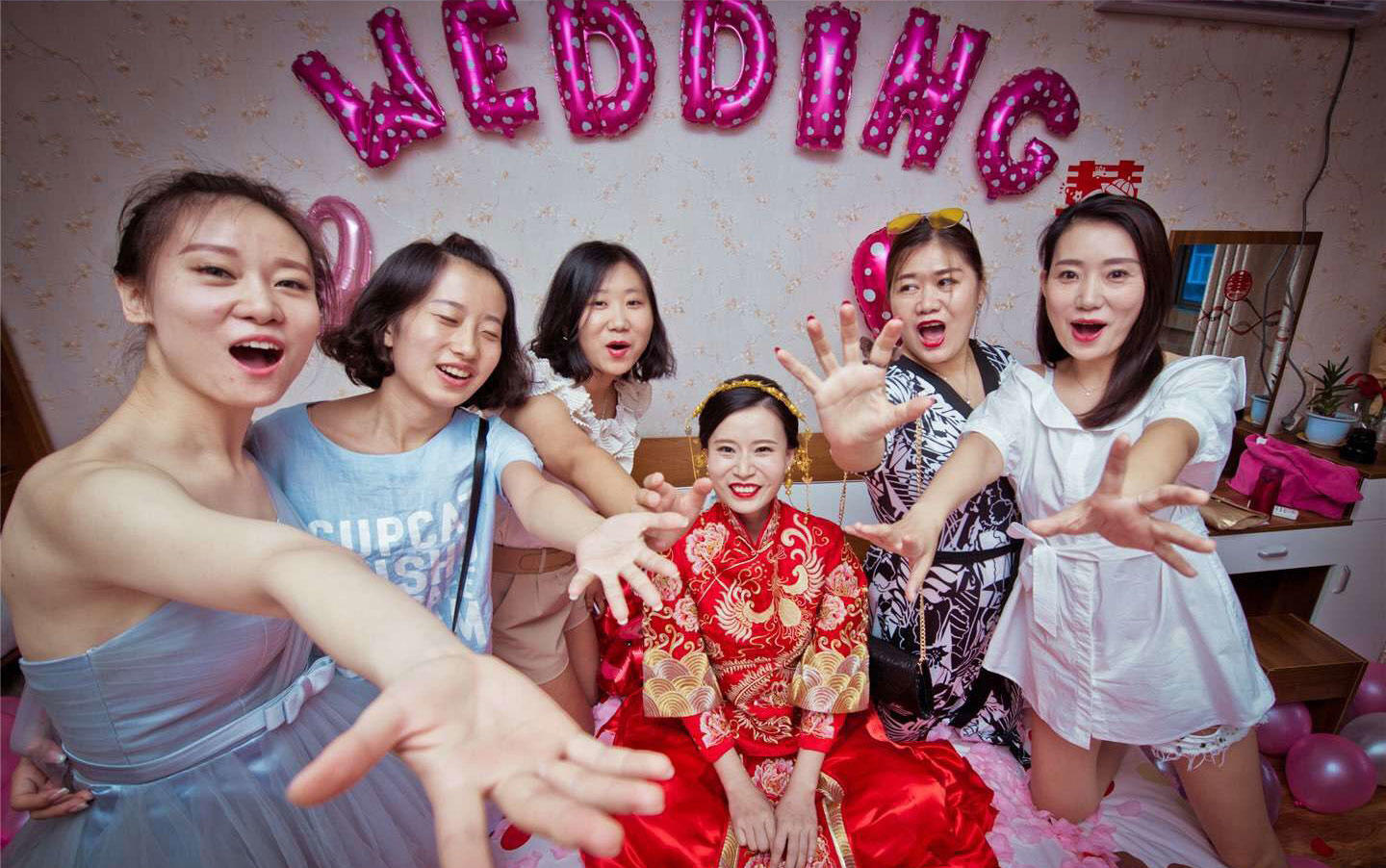 秀禾之新娘喜笑颜开，红包就能收到手软