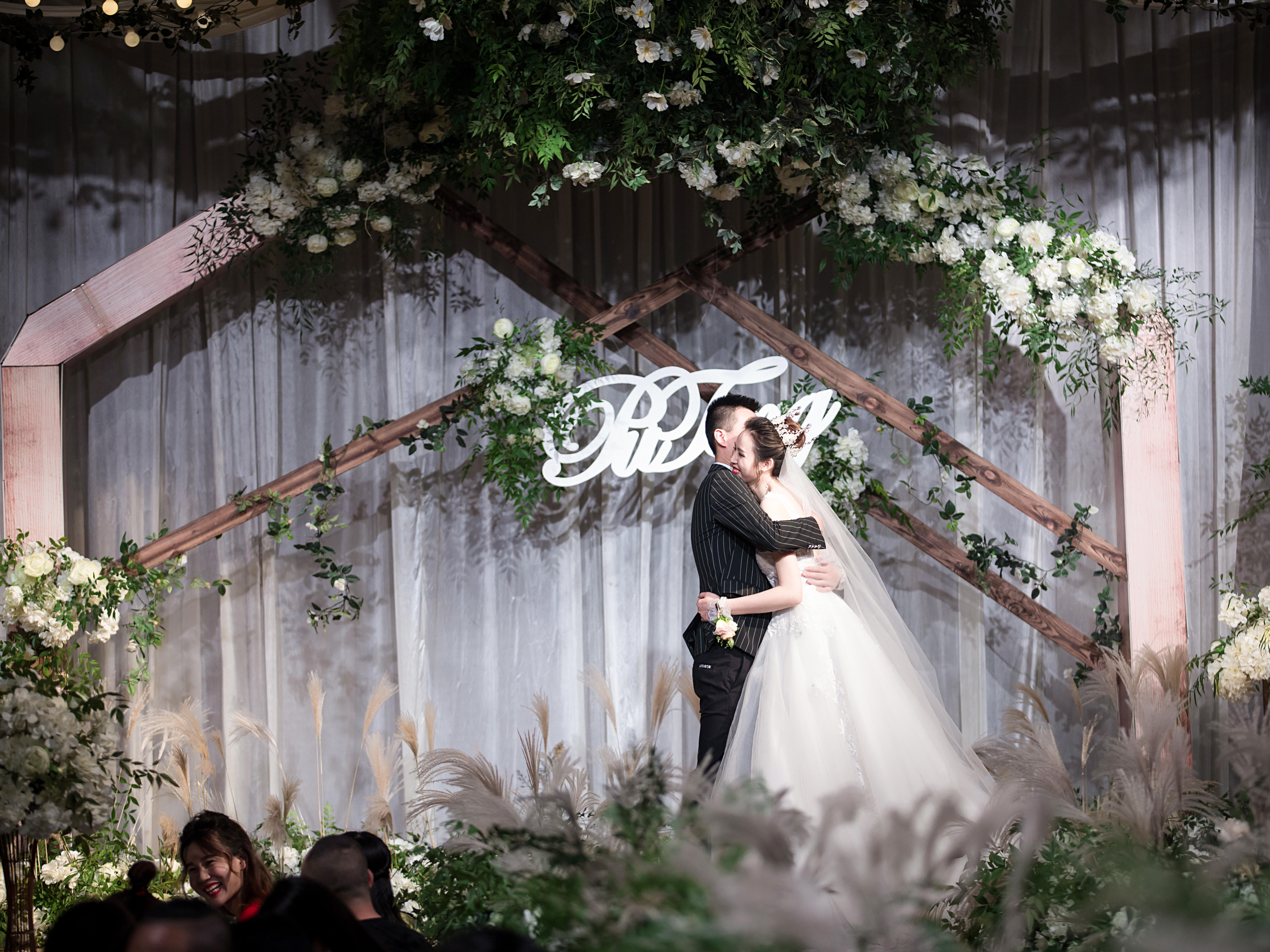 简单的色彩往往最能体现婚礼的仪式感