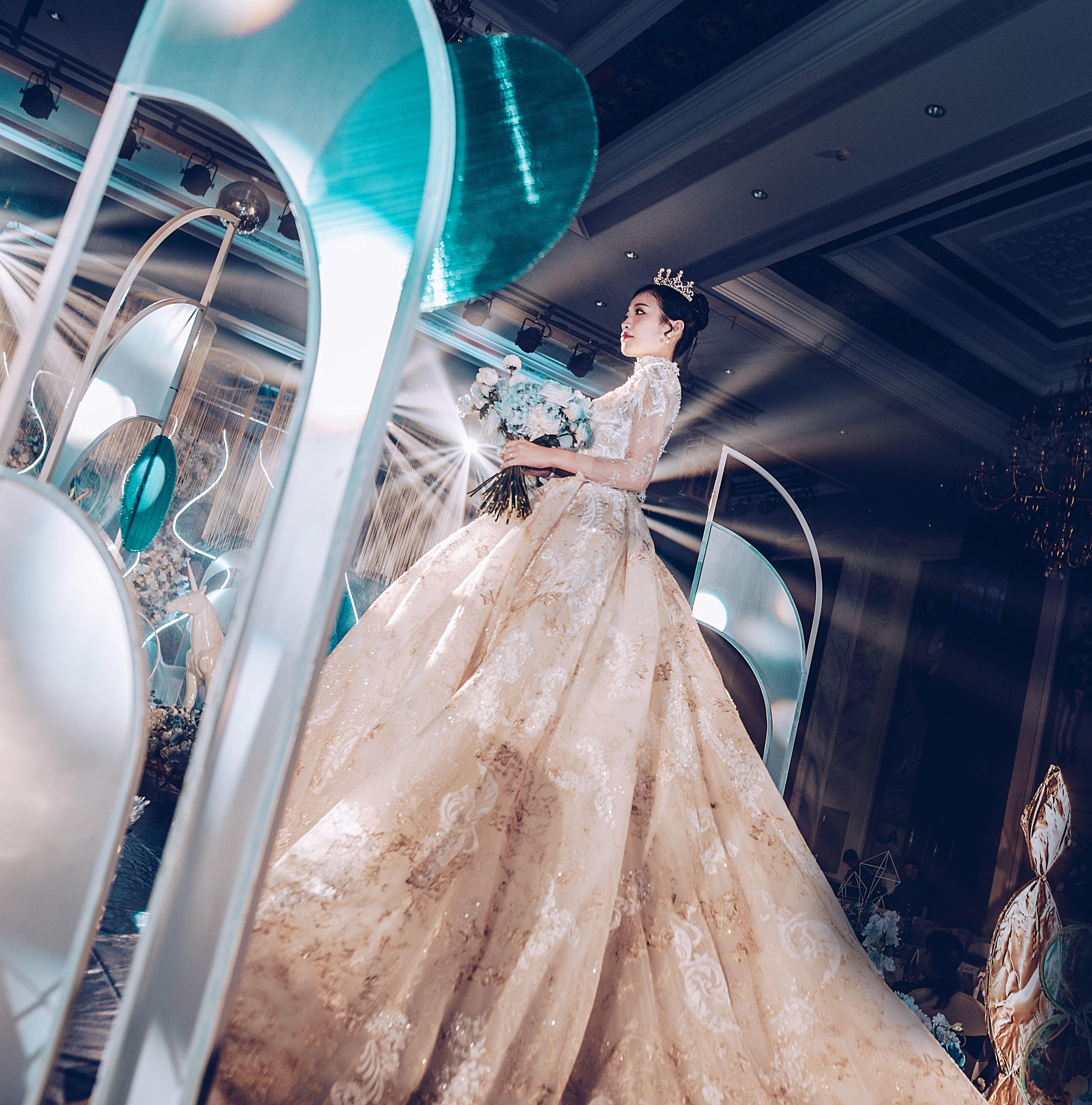 全场任选璀璨系列三件套 婚纱+礼服+中式