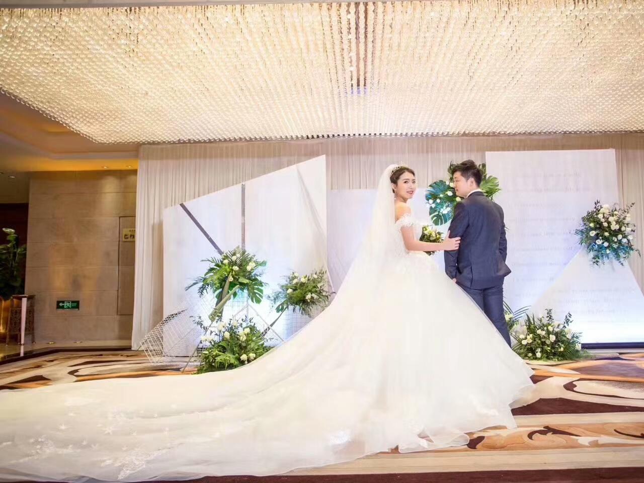 精品婚纱套系加送伴娘服化妆总监老师一位