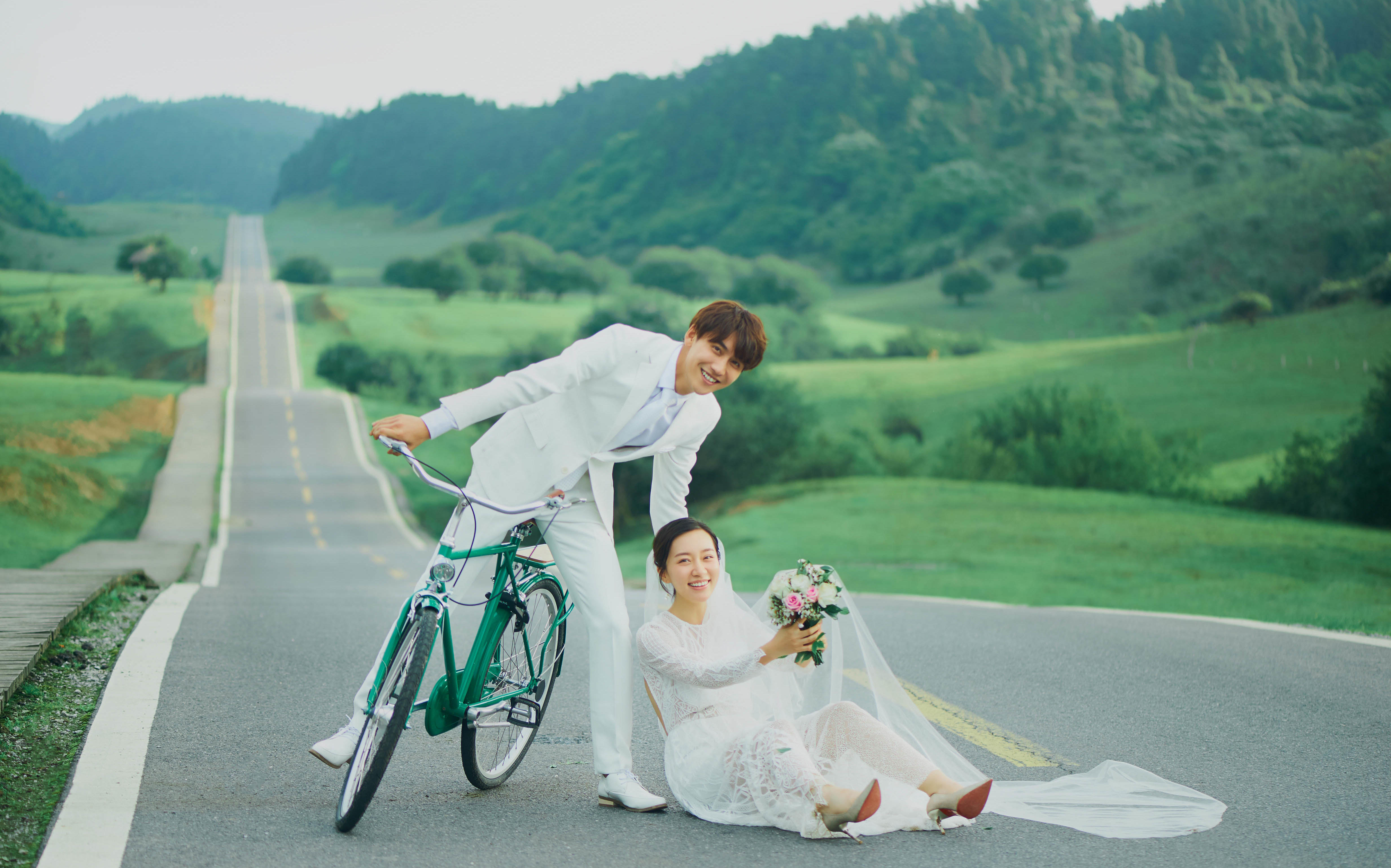 店庆钜惠送婚纱+精调全部底片+九宫格照片墙~送