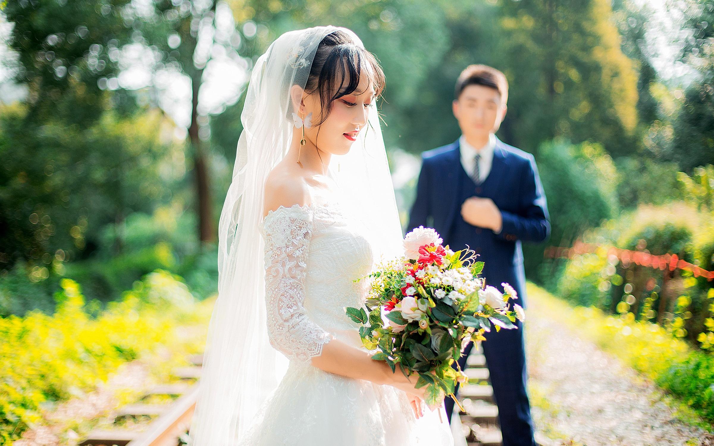 植物园铁路小清新 洒在树叶上你的笑容