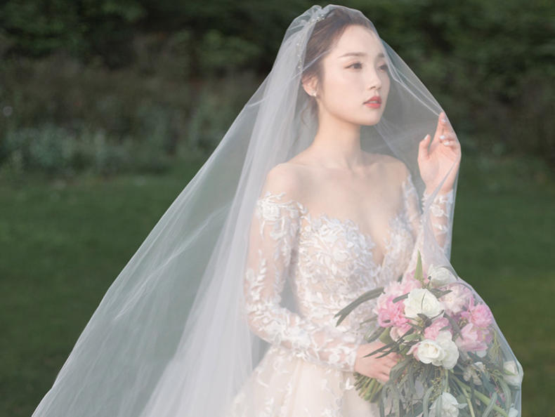 翯一精致婚紗禮服復(fù)古蕾絲長(zhǎng)袖拖尾婚紗定制