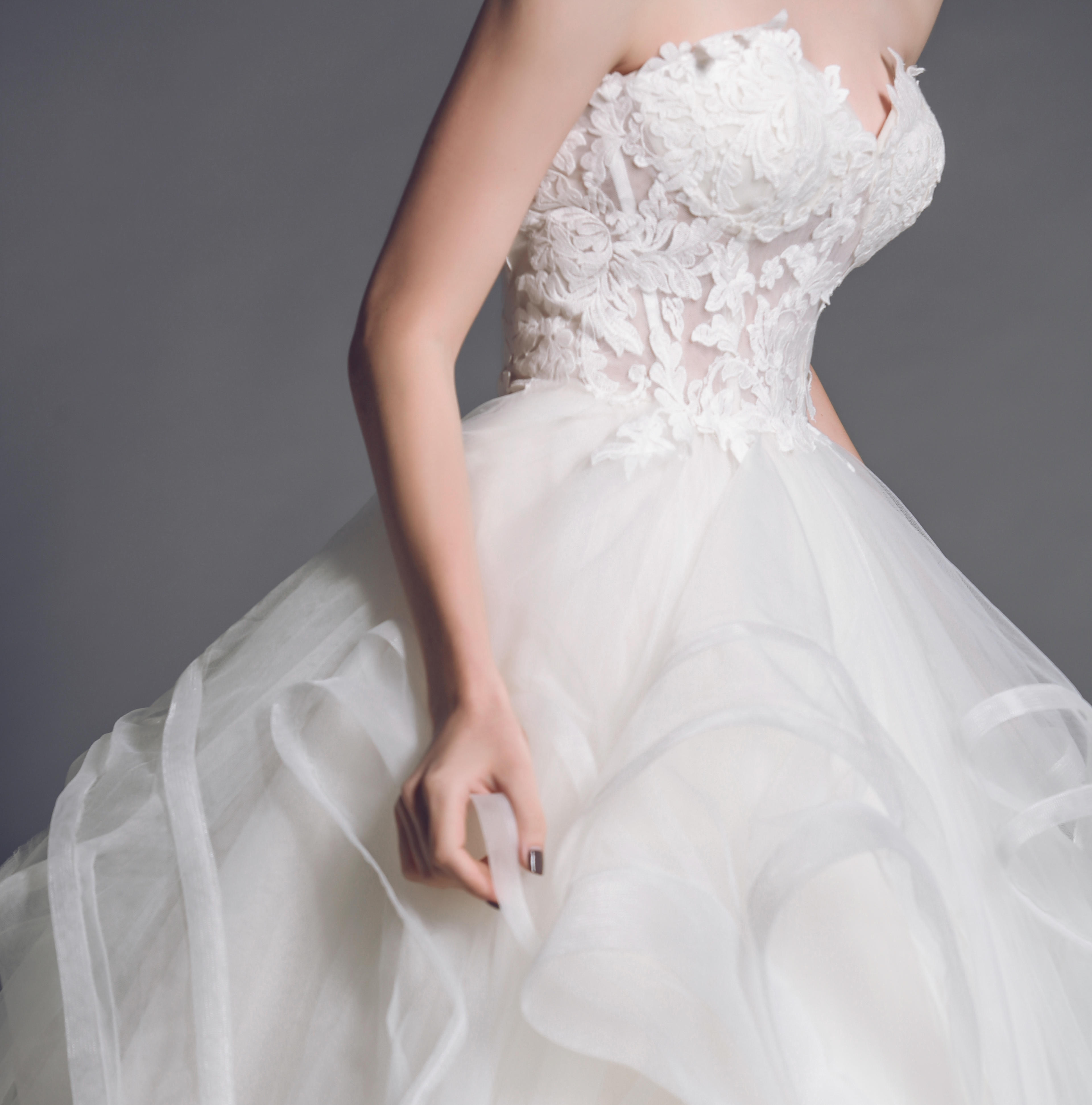 不规则波浪型裙摆仪式主纱