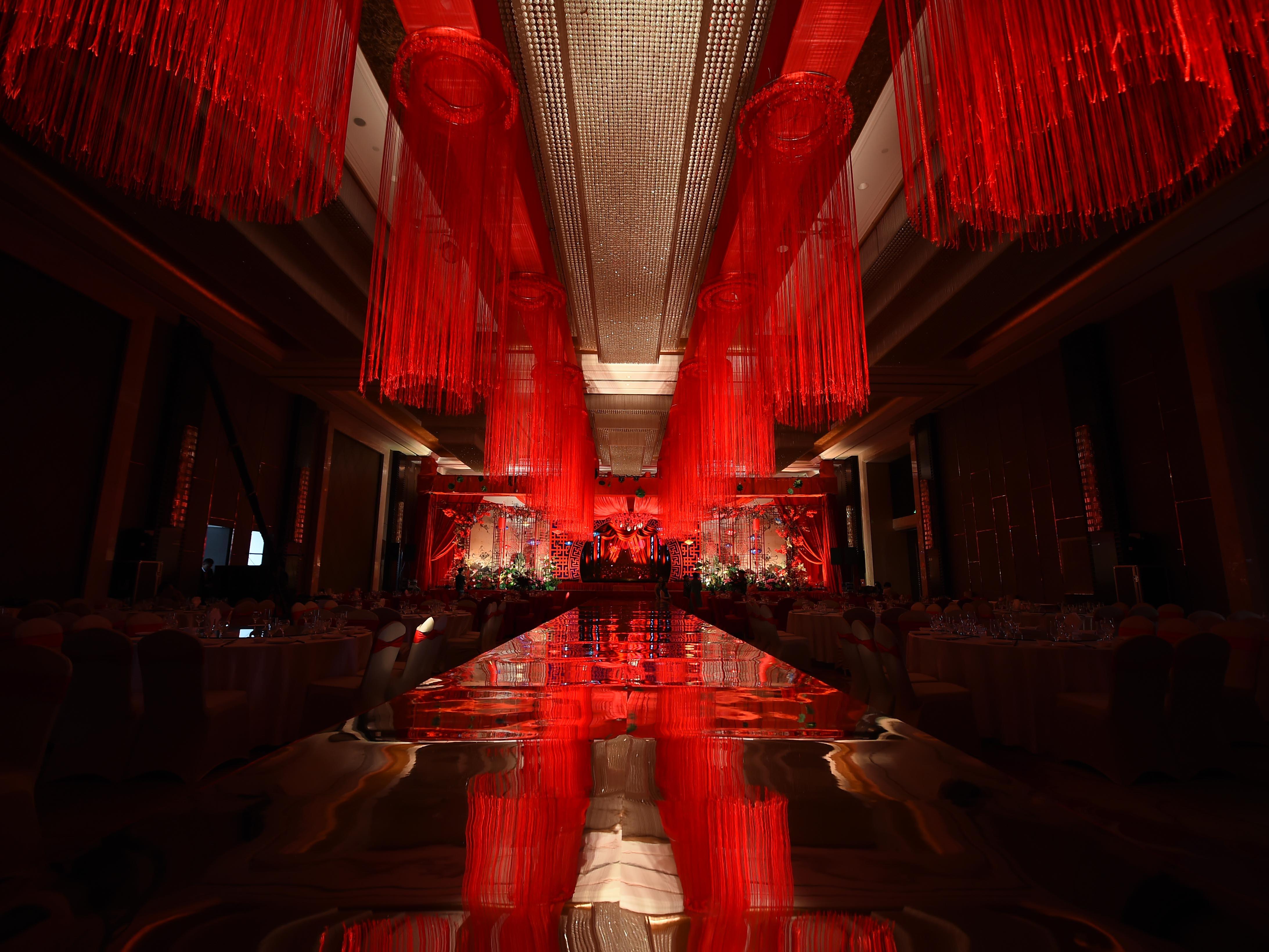 【曼薇蜜婚礼】大热中式红黑色系镜面T台