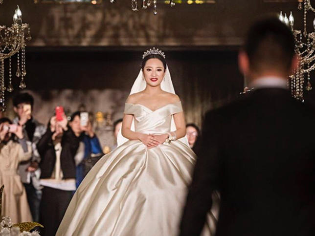 纯真 素缎超长拖尾婚纱套系