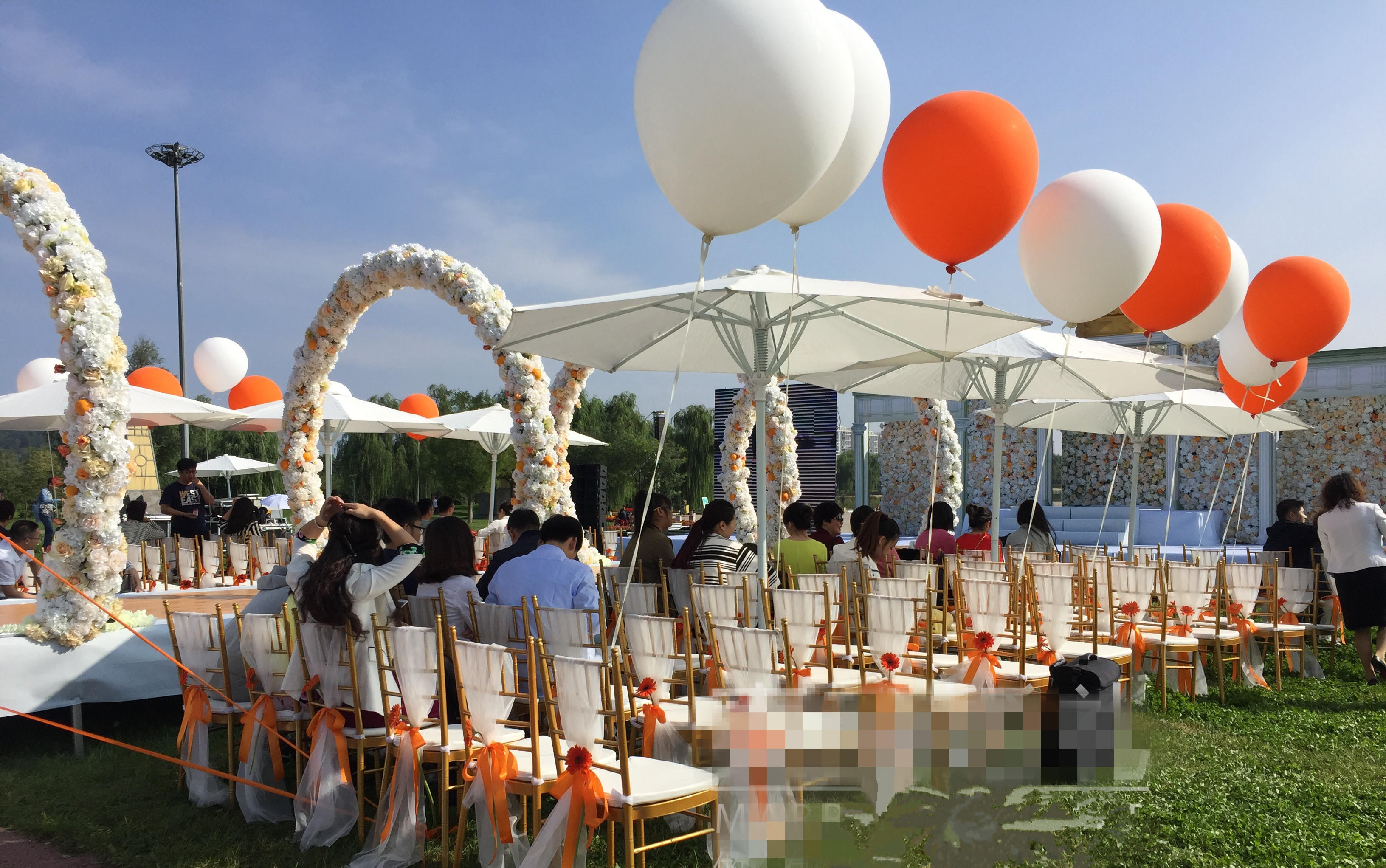 麦瑞婚礼-欢乐派对主题草坪婚礼