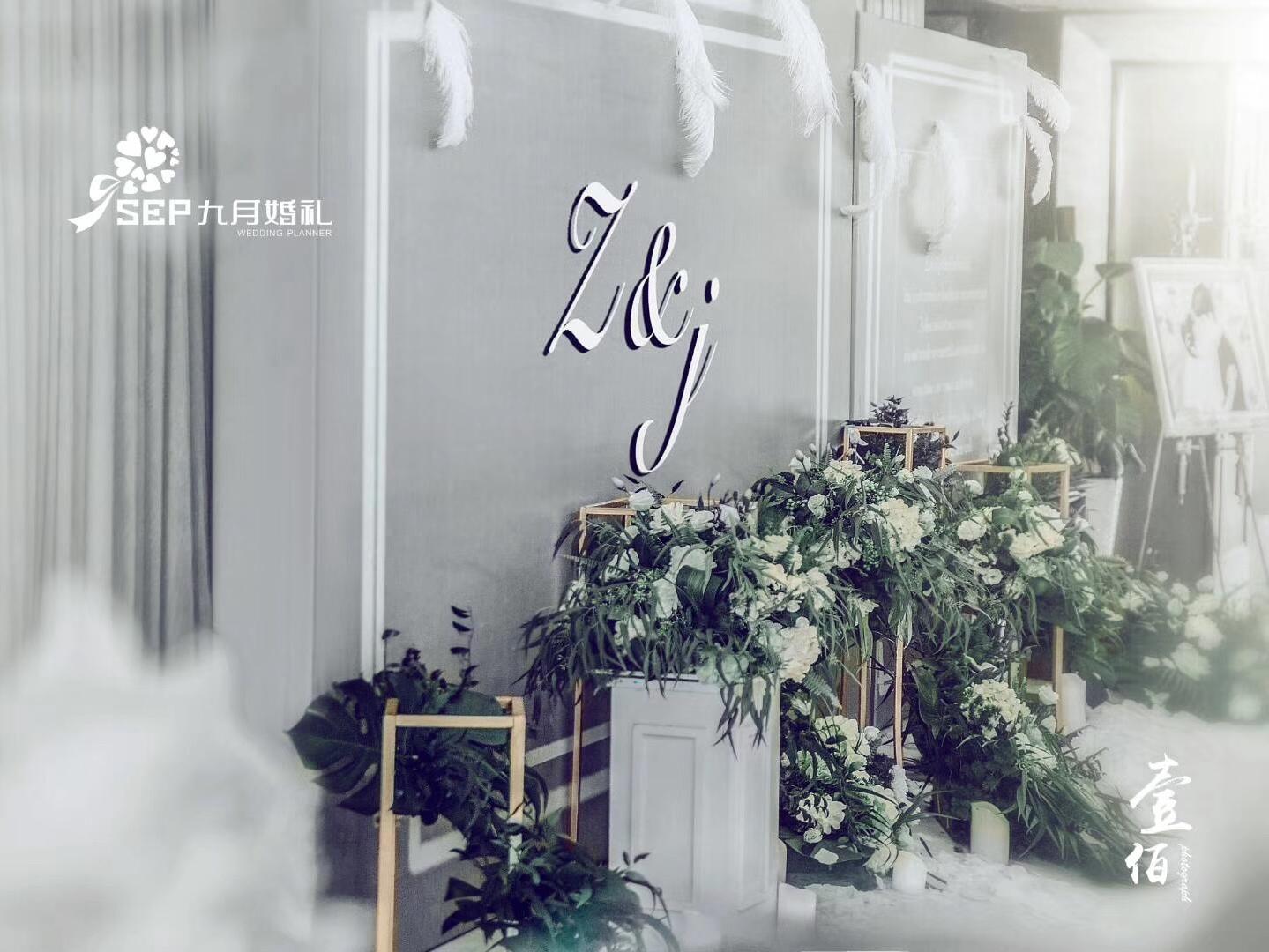 灰和绿的完美契合，流淌着一抹极度低调的优雅