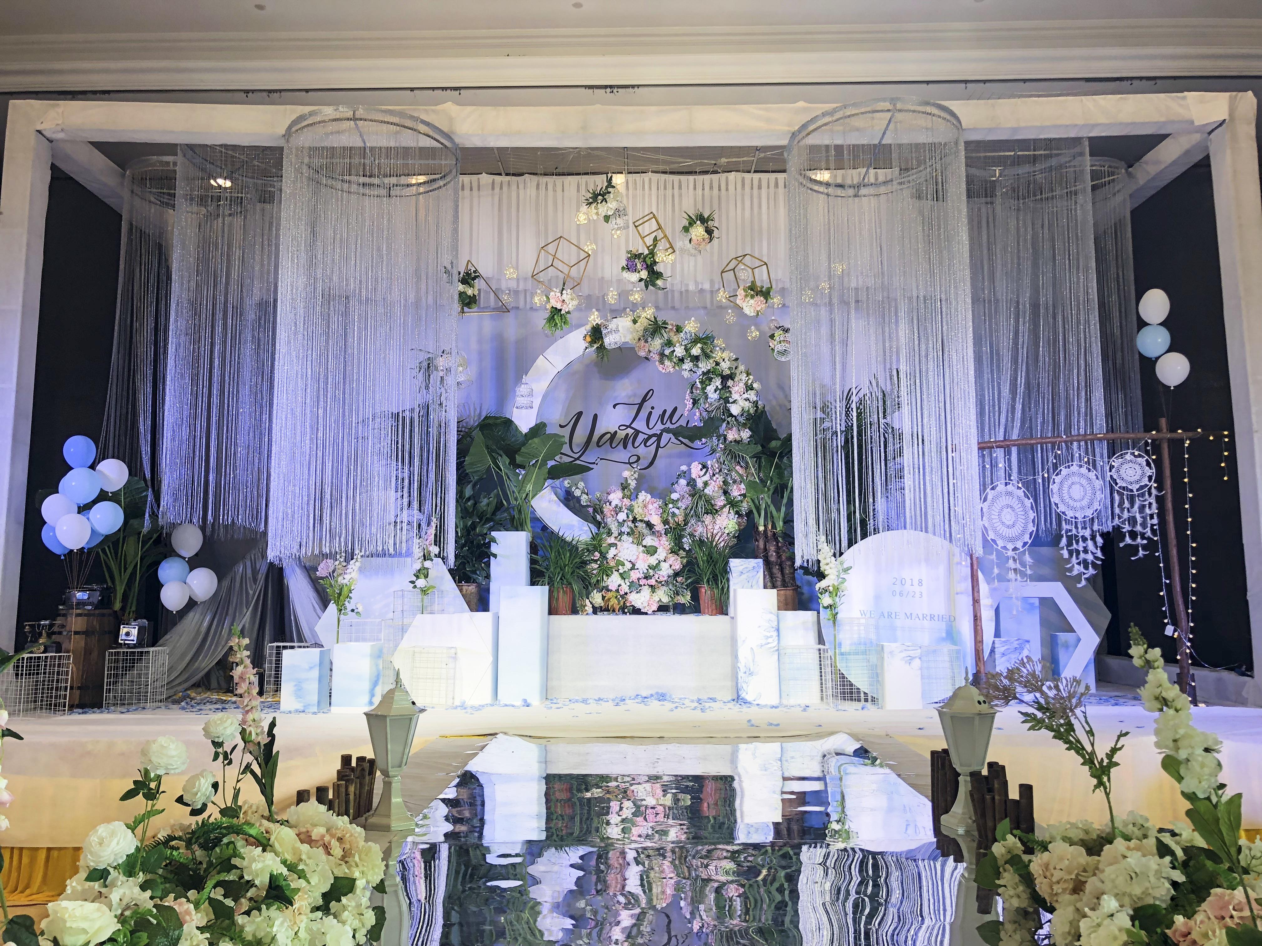 「祯乐」蓝粉色彰显花艺的小清新吊顶婚礼